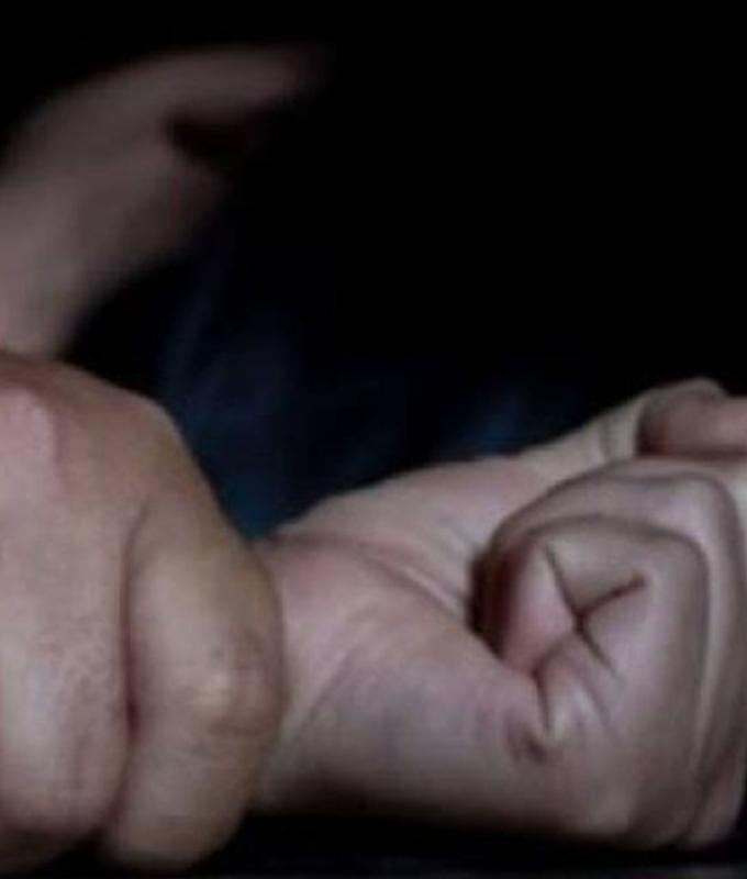 فيديو صادم يظهر اغتصاب فتاة في الشارع يثير الغضب ومطالب بتدخل عاجل للشرطة!