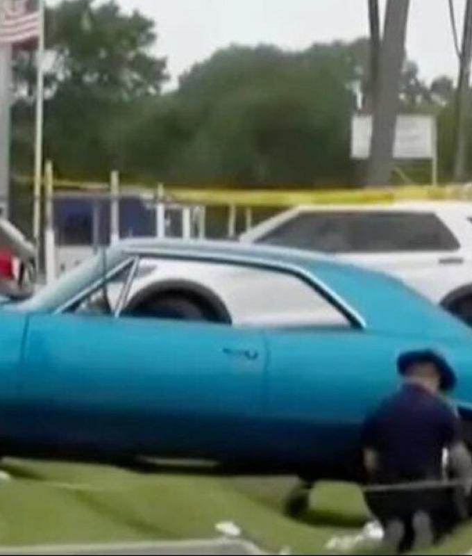 تحت تأثير الكحول.. سائق يقتحم موكباً احتفالياً ويصيب العشرات