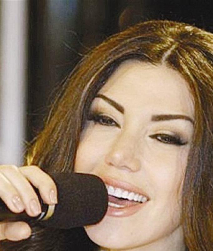بعدما أثارت الجدل بسبب رسالتها لأفيخاي أدرعي.. فنانة لبنانيّة تُهدّد باللجوء إلى القضاء (صورة)
