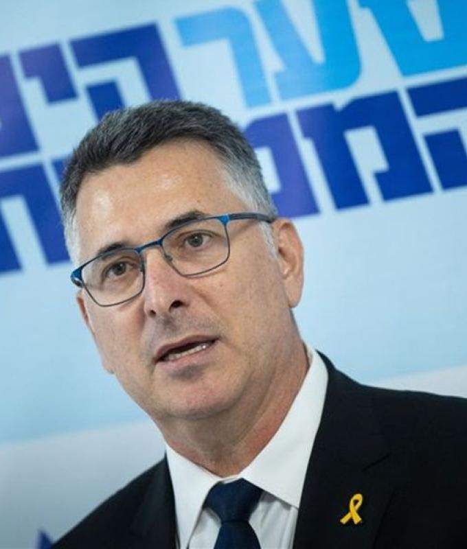 بعد تحطيم جندي لتمثال المسيح… ساعر يعتذر!