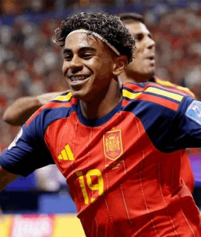 يامال يرد على منتقدي إسبانيا.. ويختار هذا اللاعب العربي