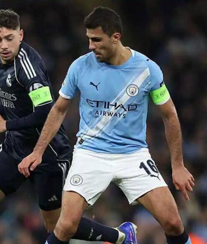 رودري ليس الأول.. 6 نجوم "صفعوا" ريال مدريد حبا في برشلونة