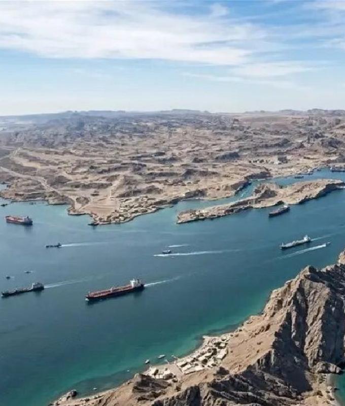 200 سفينة تعبر مضيق هرمز