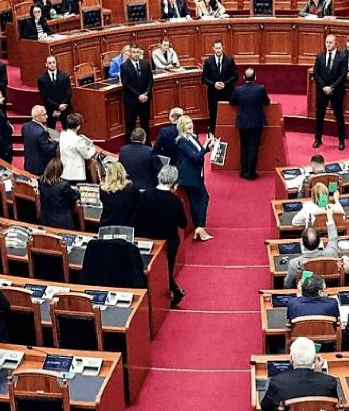 بالفيديو.. احتجاجات تشعل عراكا بين النواب داخل البرلمان