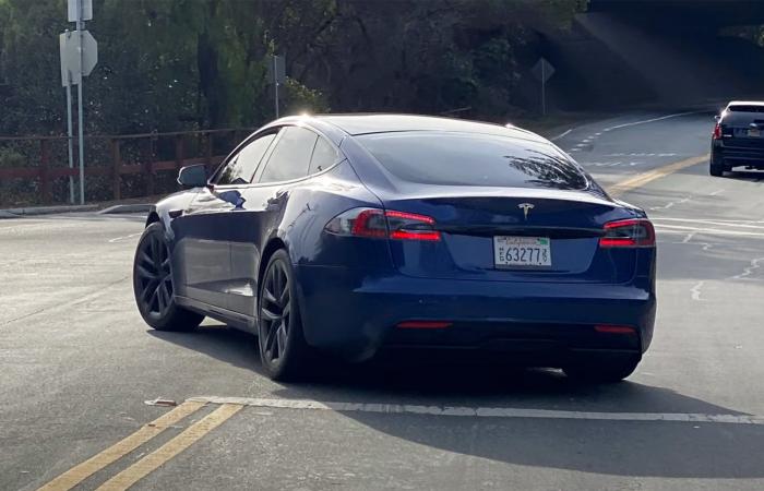 رصد النموذج الأولي من Model S مع التصميم المحدث