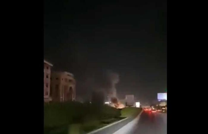 بالفيديو: قطع طريق المطار بالإطارات المشتعلة