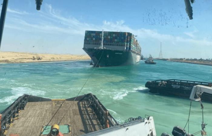استئناف حركة الملاحة في قناة السويس بعد إعادة تعويم السفينة الجانحة
