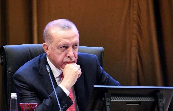 أردوغان يطالب الأتراك بتحويل أموالهم وذهبهم عبر البنوك لوقف انهيار الليرة