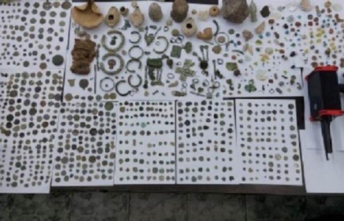 الشرطة الفلسطينية تضبط مئات القطع الأثرية في أحد المنازل