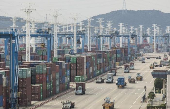إقفال ميناء في الصين يثير مخاوف من إغلاق عالمي آخر