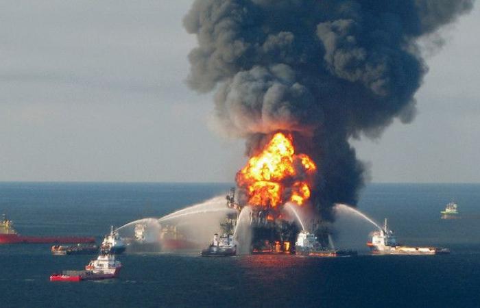 انفجار بمنصة نفطية في خليج المكسيك