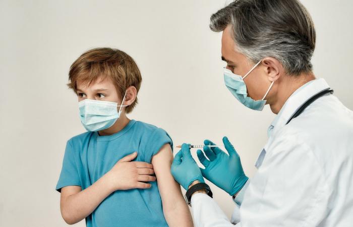 هل يجب تطعيم الأطفال بلقاح كورونا؟ لجنة بريطانية توضح