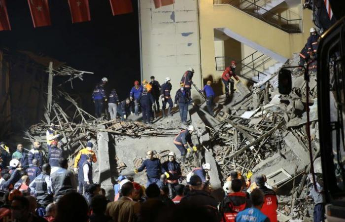 تركيا: البحث عن 20 شخصا طمروا تحت الأنقاض إثر انهيار بناية