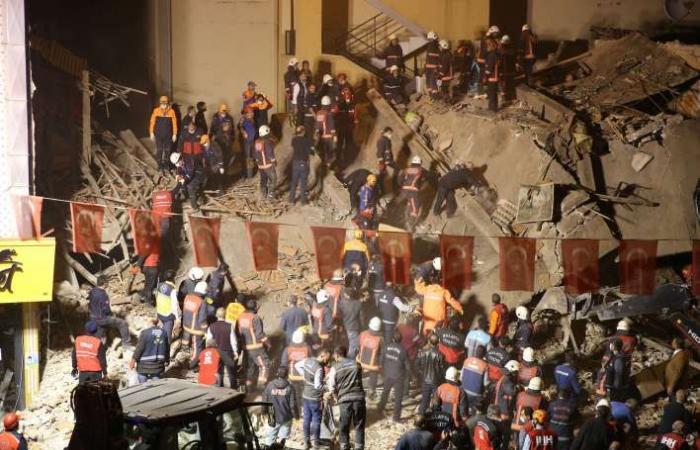 تركيا: البحث عن 20 شخصا طمروا تحت الأنقاض إثر انهيار بناية
