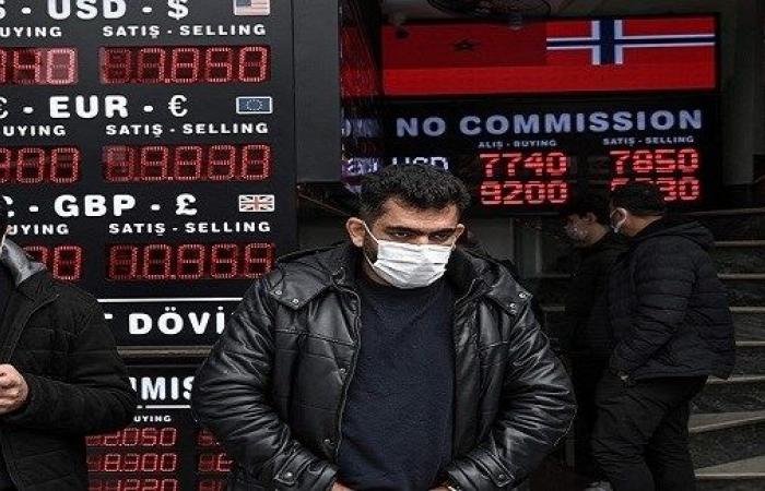 بورصة اسطنبول تعلق التداولات بعد انهيار الليرة