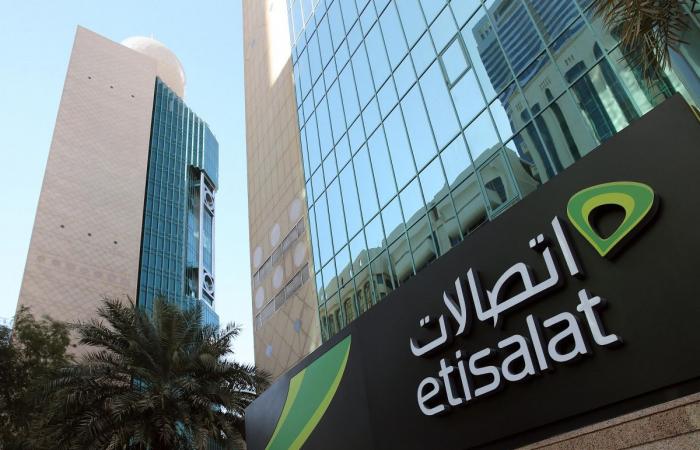 اتصالات الإماراتية تعرض زيادة حصتها في موبايلي السعودية