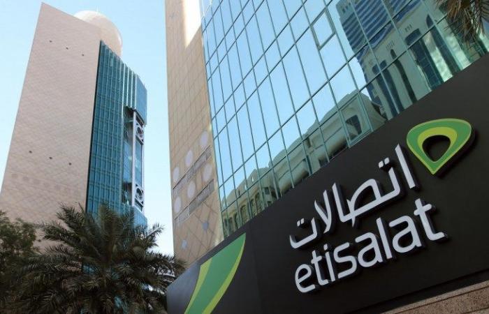 اتصالات الإماراتية تعرض زيادة حصتها في موبايلي السعودية