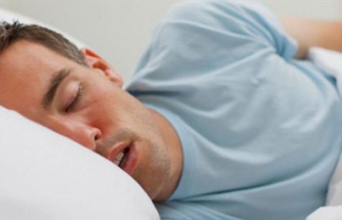 هل الشعور بجفاف الفم خلال النوم ينذر بخطر؟