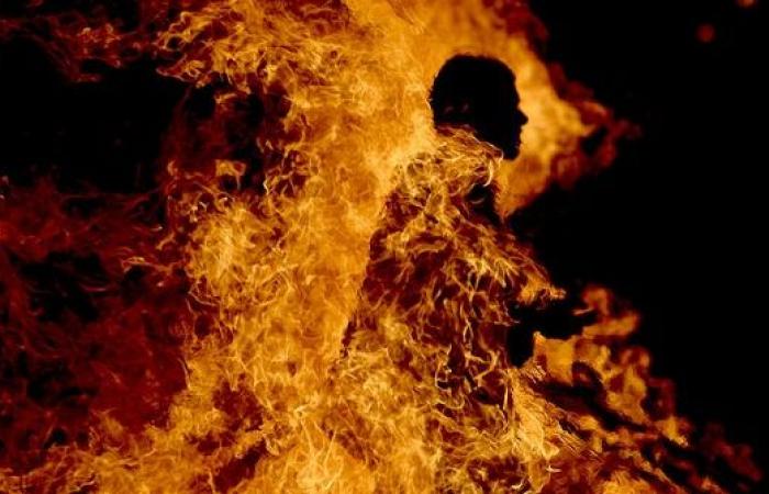 شاب يشعل النار في شقيقه أثناء نومه في ليبيا