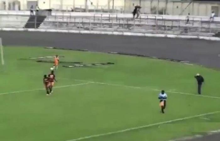 لاعب يتعمد تسجيل هدفين في مرماه لإفساد مؤامرة