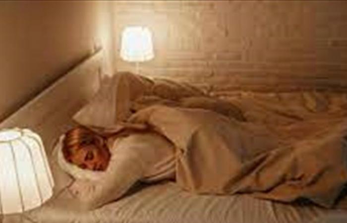 تشغيل الأنوار خلال ساعات النوم... هل هو مضر للصحة؟