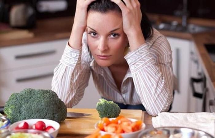 منها الطعام بسبب التوتر... أسوأ 4 عادات غذائية إحذروا منها