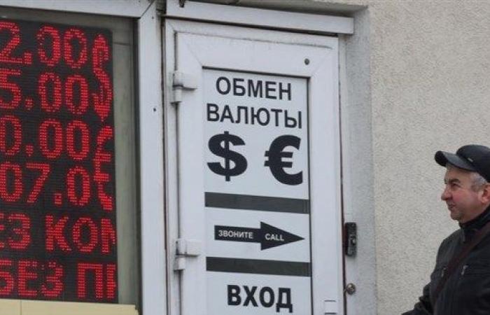 ارتفاع قياسي للروبل الروسي مقابل الدولار واليورو