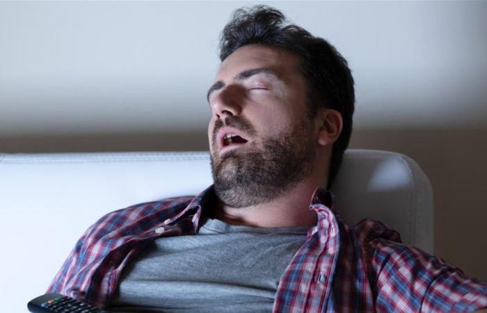 النوم على ضوء التلفزيون يهدد حياتك.. دراسة تحذر