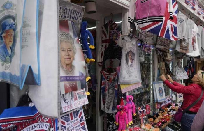 بالصور: وفاة الملكة يُنعش اقتصاد لندن
