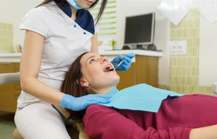 النساء الحوامل... لماذا تكثر عندهن مشاكل الاسنان؟