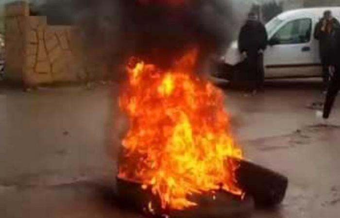 محتجون سوريون يحرقون الإطارات أمام ثكنة للجيش... ما السبب؟