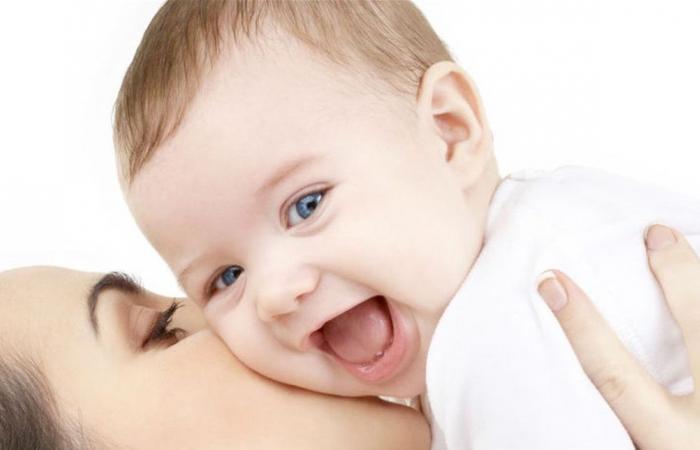 قبلة الموت.. أمراض تهدد حياة الرضع بدافع الحب