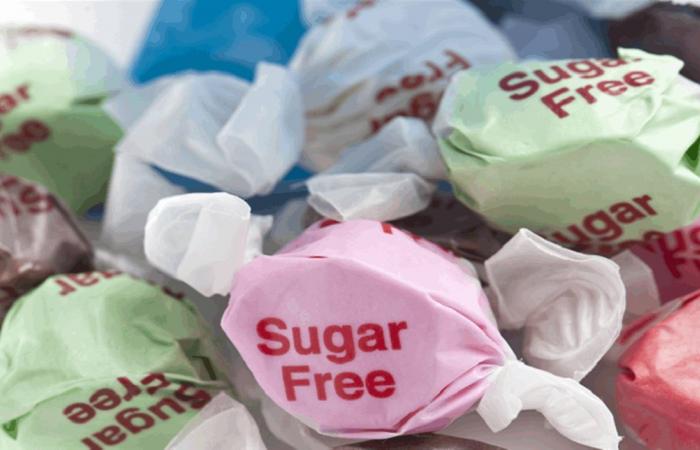 لماذا نعاني من الغازات عند تناول العلكة الخالية من السكر؟.. دراسة جديدة تكشف