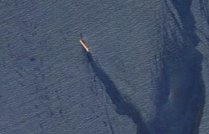 "كارثة بيئية".. تسرب نفطي بعد هجوم الحوثيين على السفينة روبيمار