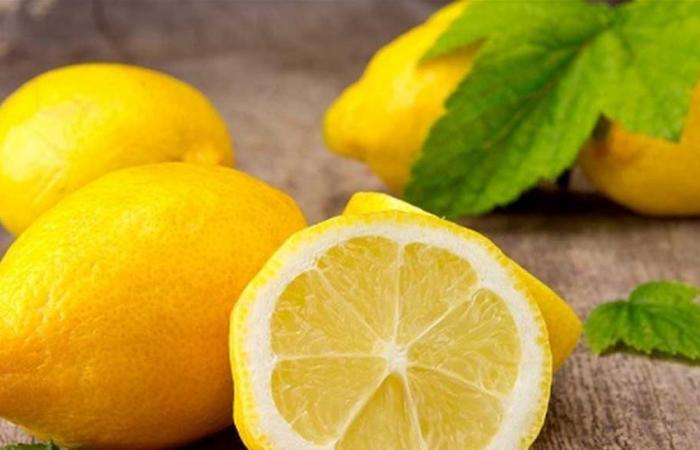 5 فوائد صحية مذهلة.. هذا ما يحدث لجسمك عند تناول ليمونة واحدة يوميًا!