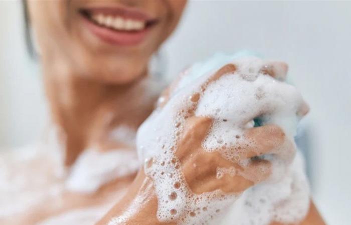 هكذا يؤثر الاستحمام المفرط على صحة بشرتك
