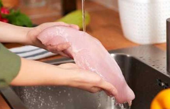 تحذير.. غسل الدجاج قد يؤدي إلى مخاطر صحية أكبر