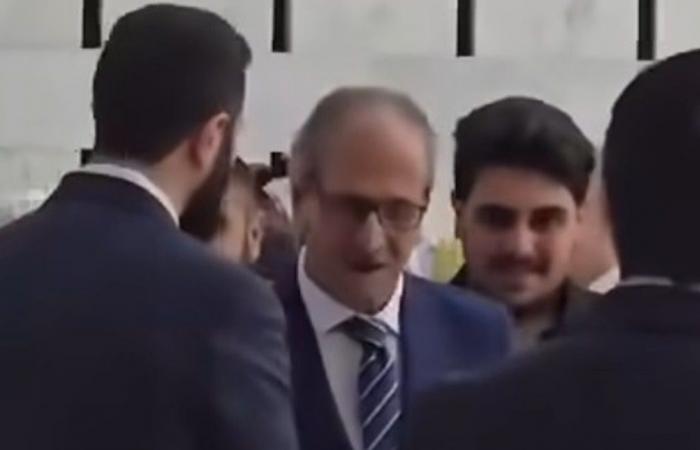 انحنى وقبل يده.. موقف "لافت" للشرع مع والده خلال التهنئة بعيد الفطر (فيديو)