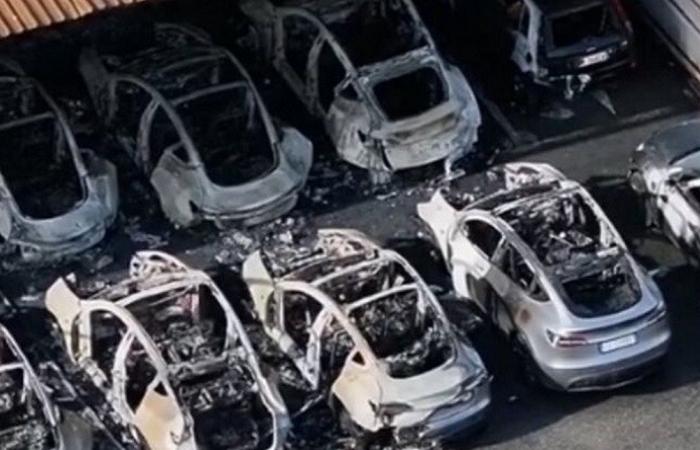 بعد فرنسا وألمانيا وأميركا.. حريق مشبوه يُدمّر 17 سيارة "تسلا" في إيطاليا