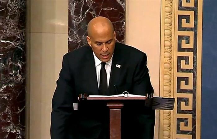 احتجاجا على سياسات ترامب.. سيناتور ديمقراطي يلقي "خطابا ماراثونيا" حتى تنهار قواه