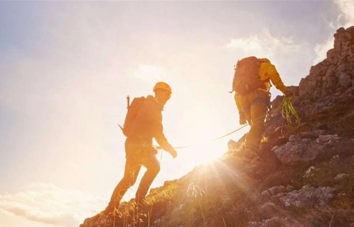 مغامرة جبلية تنتهي بكارثة... إليكم ما حصل مع هذين الشابين