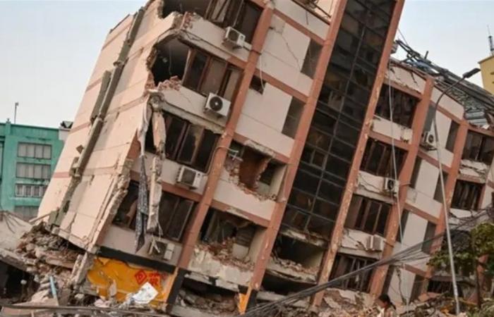 عمره 26 عاماً.. انتشال رجل حي بعد قضائه 5 أيام تحت الركام جراء زلزال ميانمار