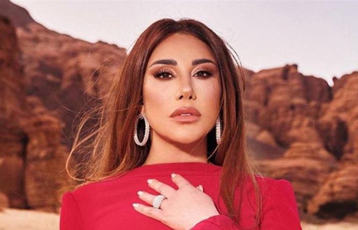 شكرتها بطريقتها الخاصة.. هذا ما فعلته نجوى كرم مع السيدة التي ساعدتها أثناء تعثرها على المسرح (فيديو)