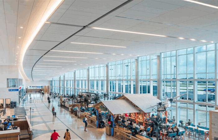 فوضى في مطار فورت لودرديل.. هذا ما فعلته امرأة خلال مشاجرة