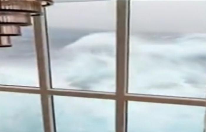 بالفيديو... رحلة مرعبة لسفينة سياحية في البحر!