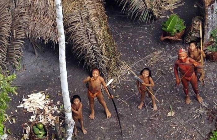 حادثة غريبة.. "علبة كوكاكولا" تعرّض أكثر قبيلة انعزالية في العالم لخطر الانقراض! (صور)