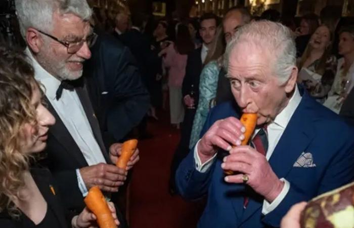 الملك تشارلز يعزف على آلة موسيقية مصنوعة من الجزر!