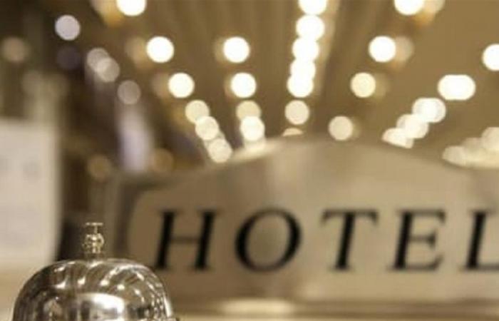 يقع في بلدٍ عربيّ... سقوط سائح من الطابق الـ30 في فندق شهير