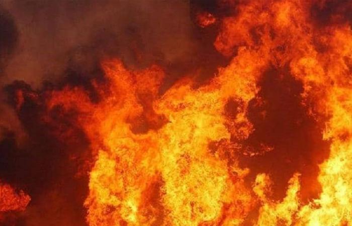 حريق كبير.. داخل معرض سيارات!