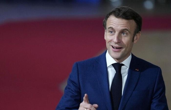 يستخدمه بشكل مفرط.. صحفي فرنسي يكشف عن "إدمان" ماكرون الغريب